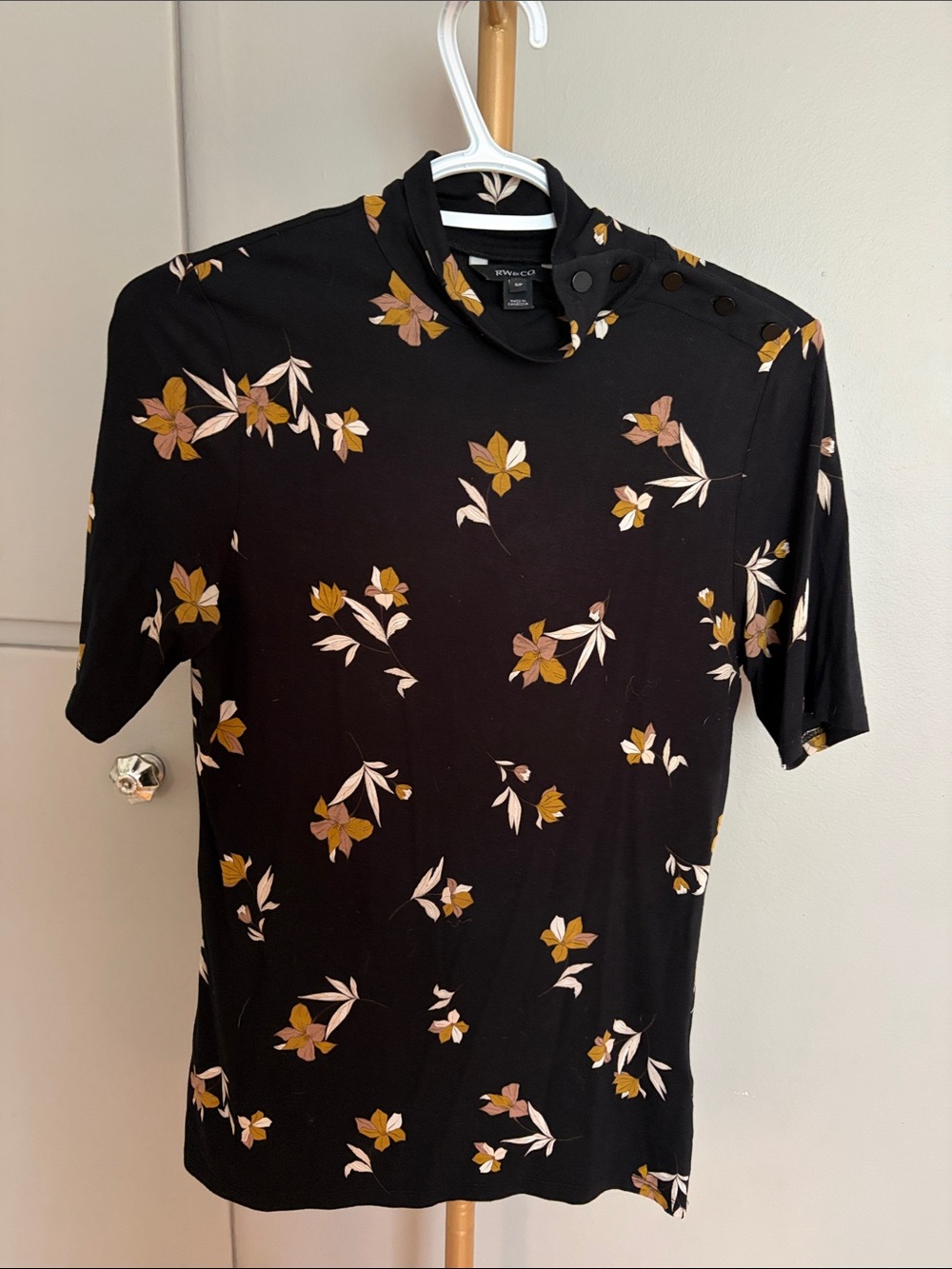 RW&CO. Black Floral Short-Sleeve High Neck Shirt